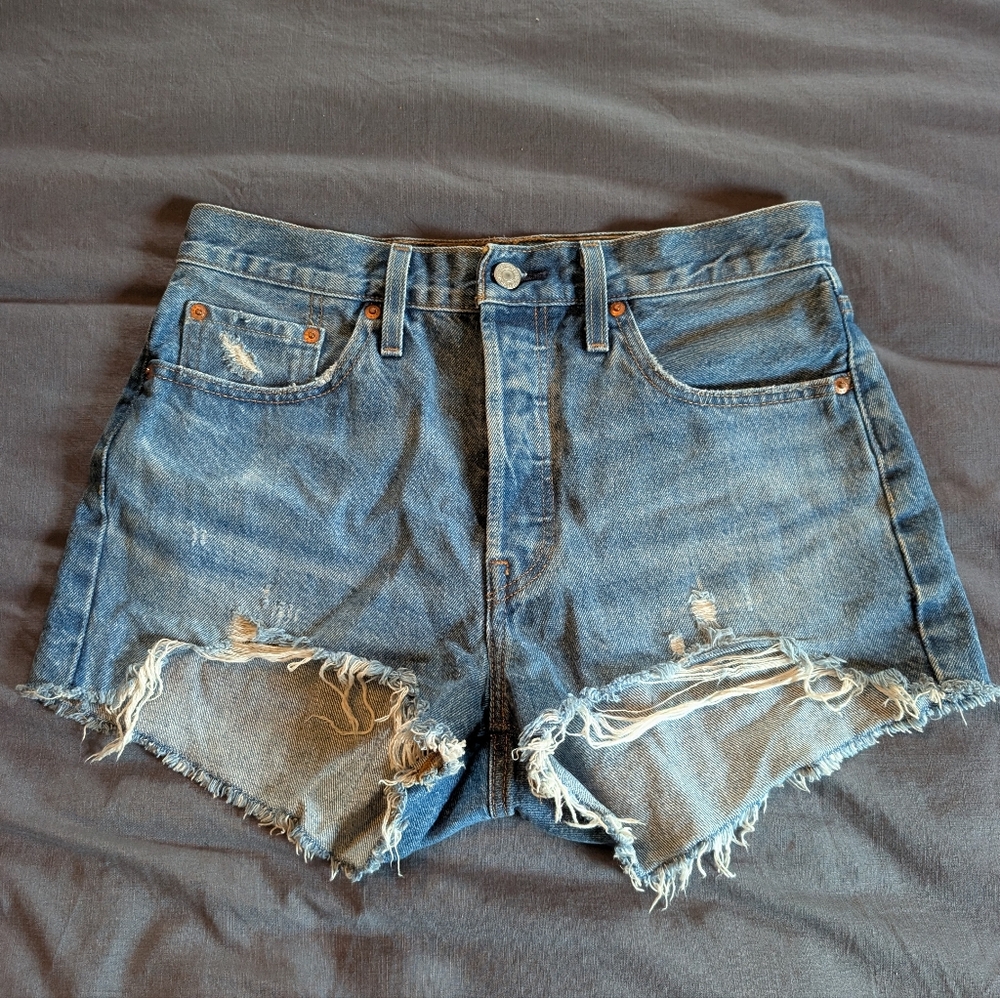 NWOT Levi’s 501 High Rise Classic Distressed Shorts